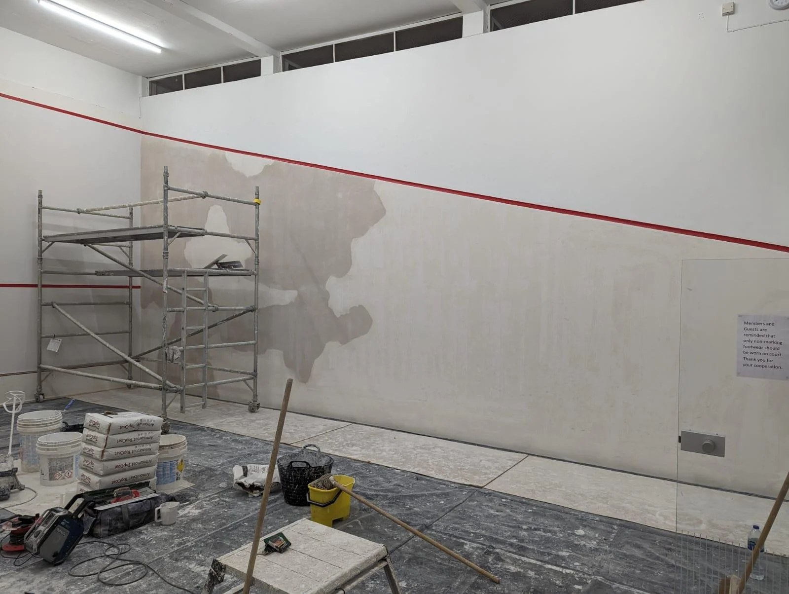 Squash Court Wall Material: Compare Plaster, Panels & Glass